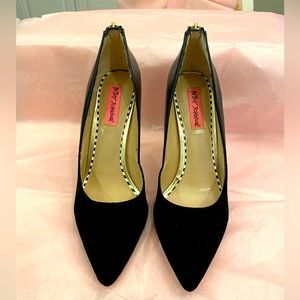 Betsey Johnson Size 8.5 Black Suede and Leather Gently Used Heels Pumps Courts